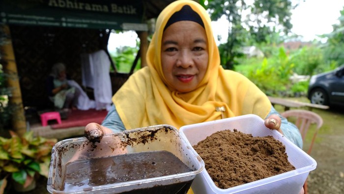 Batik berpewarna limbah kopi dan limbah teh Perajin memamerkan karya batik berperwarna limbah kopi dan limbah teh di sanggar Abhirama batik Penawangan, Tawangsari, Wonosobo, Jawa Tengah, Selasa (30/4/2024). Menurut perajin, pemanfaatan limbah atau ampas kopi dan ampas teh sebagai pewarna batik karena warnanya unik dan ramah lingkungan, dan satu lembar kain batik dijual Rp250 ribu - Rp400 ribu yang telah dipasarkan ke berbagai wiayah di Indonesia. ANTARA FOTO/Anis Efizudin/aww.