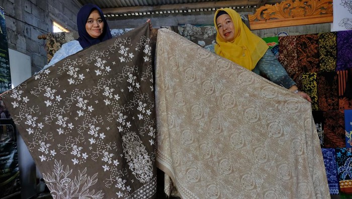 Batik berpewarna limbah kopi dan limbah teh Perajin memamerkan karya batik berperwarna limbah kopi dan limbah teh di sanggar Abhirama batik Penawangan, Tawangsari, Wonosobo, Jawa Tengah, Selasa (30/4/2024). Menurut perajin, pemanfaatan limbah atau ampas kopi dan ampas teh sebagai pewarna batik karena warnanya unik dan ramah lingkungan, dan satu lembar kain batik dijual Rp250 ribu - Rp400 ribu yang telah dipasarkan ke berbagai wiayah di Indonesia. ANTARA FOTO/Anis Efizudin/aww.