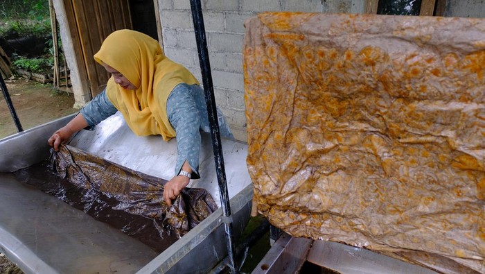 Perajin memamerkan karya batik berperwarna limbah kopi dan limbah teh di sanggar Abhirama batik Penawangan, Tawangsari, Wonosobo, Jawa Tengah, Selasa (30/4/2024). Menurut perajin, pemanfaatan limbah atau ampas kopi dan ampas teh sebagai pewarna batik karena warnanya unik dan ramah lingkungan, dan satu lembar kain batik dijual Rp250 ribu - Rp400 ribu yang telah dipasarkan ke berbagai wiayah di Indonesia. ANTARA FOTO/Anis Efizudin/aww.