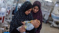 Dua perawat bermain dengan Yehia Hamuda, seorang bayi Palestina di rumah sakit Al-Emirati di Rafah, Gaza selatan, 24 April 2024 lalu.