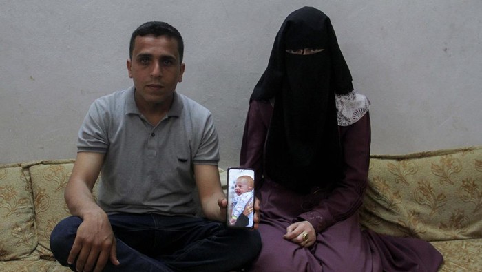 Alaa Abu Al-Roos and her sister look after Yehia Hamuda, a Palestinian infant, who was evacuated to south Gaza as a premature baby after Israeli forces raided Kamal Adwan hospital in northern Gaza Strip and is currently separated from his parents due to an Israeli checkpoint that separates north Gaza from the south, at Al-Emirati hospital, in Rafah in the southern Gaza Strip, April 24, 2024. REUTERS/Mohammed Salem