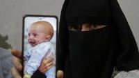 Sondos Mukat menunjukan foto bayinya yang terpisah karena perang.