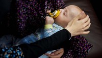 Alaa Abu Al-Roos dan saudara perempuannya merawat Yehia Hamuda, di RS Al-Emirati, Rafah.