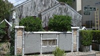 Rumah Kaleng Bir milik John Milkovisch ini berada di Houston, Texas. John memutuskan mendekorasi rumahnya menggunakan kaleng dan botol bir pada akhir tahun 196an. Setidaknya ada 50.000 kaleng bir yang memenuhi rumah ini. Foto: Andrew Wiseman