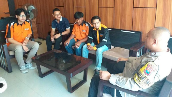 Bhabinkamtibmas Aiptu Fajar saat menyambangi PT Nale.
