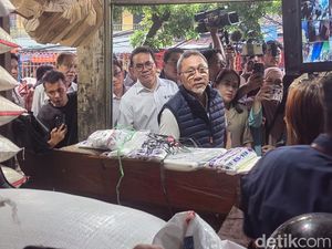 Blusukan ke Pasar Palmerah, Zulhas: Ayam Terlalu Murah, Gula Mahal!