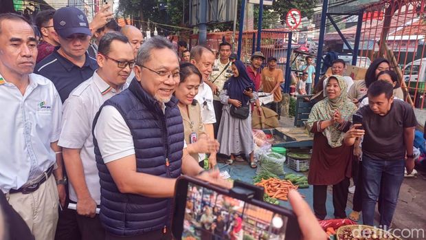 Menteri Perdagangan Zulkifli Hasan (Zulhas) blusukan ke Pasar Palmerah, Tanah Abang, Jakarta Pusat. Zulhas tiba di lokasi sekitar jam 6 pagi lalu berkeliling dan berbincang dengan pedagang di pasar.