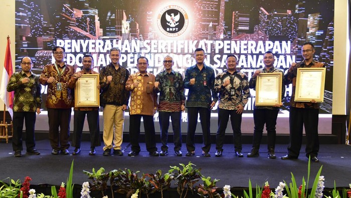 BNPT menyBNPT menyerahkan Sertifikat Penerapan Standar Minimum Pengamanan kepada 18 pengelola objek vital (obvit) yang strategis dan transportasi.erahkan Sertifikat Penerapan Standar Minimum Pengamanan kepada 18 pengelola objek vital (obvit) yang strategis dan transportasi.