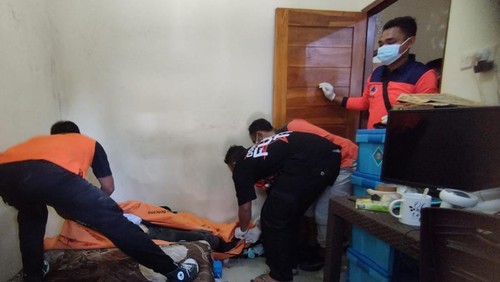 BPBD Gianyar mengevakuasi jenazah mahasiswa membusuk di Perumahan Teratai Nuansa Permai Blok 3, Banjar Mukti, Desa Singapadu, Kecamatan Sukawati, Kabupaten Gianyar. (Dok. BPBD Gianyar)