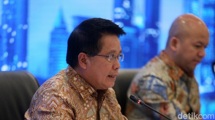 Dari ki-ka: Direktur Teknologi Informasi BSI Saladin Dharmanugraha Effendi, Direktur Kepatuhan & SDM BSI Tribuana Tunggadewi, Direktur Utama BSI Hery Gunardi, Direktur Keuangan & Strategi BSI Ade Cahyo Nugroho, Direktur Penjualan &  Distribusi BSI Anton Sukarna, dan Direktur Manajemen Risiko BSI Grandhis Helmi Harumansyah saat  penyampaian kinerja triwulan I tahun 2024 PT Bank Syariah Indonesia Tbk di Kantor Pusat BSI Gedung The Tower Jakarta, Selasa (30/04/2024).