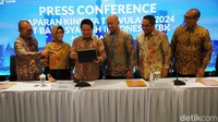 Direktur Teknologi Informasi BSI Saladin Dharmanugraha Effendi, Direktur Kepatuhan & SDM BSI Tribuana Tunggadewi, Direktur Utama BSI Hery Gunardi, Direktur Keuangan & Strategi BSI Ade Cahyo Nugroho, Direktur Penjualan & Distribusi BSI Anton Sukarna, dan Direktur Manajemen Risiko BSI Grandhis Helmi Harumansyah saat penyampaian kinerja triwulan I tahun 2024 PT Bank Syariah Indonesia Tbk di Kantor Pusat BSI Gedung The Tower Jakarta, Selasa (30/04/2024).