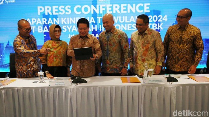 Dari ki-ka: Direktur Teknologi Informasi BSI Saladin Dharmanugraha Effendi, Direktur Kepatuhan & SDM BSI Tribuana Tunggadewi, Direktur Utama BSI Hery Gunardi, Direktur Keuangan & Strategi BSI Ade Cahyo Nugroho, Direktur Penjualan &  Distribusi BSI Anton Sukarna, dan Direktur Manajemen Risiko BSI Grandhis Helmi Harumansyah saat  penyampaian kinerja triwulan I tahun 2024 PT Bank Syariah Indonesia Tbk di Kantor Pusat BSI Gedung The Tower Jakarta, Selasa (30/04/2024).