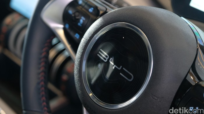 Merek debutan di Indonesia, BYD ikut meramaikan Periklindo Electric Vehicle Show (PEVS) 2024. BYD Motor Company Limited nantinya bakal membangun pabrik di Subang, Jawa Barat.