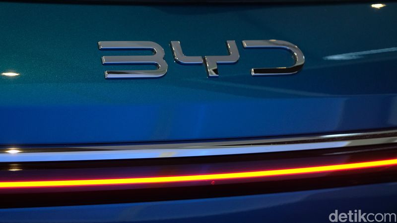 Merek debutan di Indonesia, BYD ikut meramaikan Periklindo Electric Vehicle Show (PEVS) 2024. BYD Motor Company Limited nantinya bakal membangun pabrik di Subang, Jawa Barat.