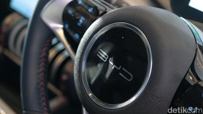 Merek debutan di Indonesia, BYD ikut meramaikan Periklindo Electric Vehicle Show (PEVS) 2024. BYD Motor Company Limited nantinya bakal membangun pabrik di Subang, Jawa Barat.