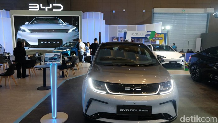Merek debutan di Indonesia, BYD ikut meramaikan Periklindo Electric Vehicle Show (PEVS) 2024. BYD Motor Company Limited nantinya bakal membangun pabrik di Subang, Jawa Barat.