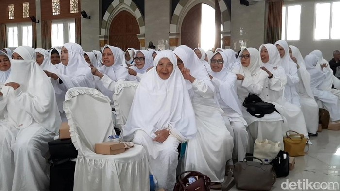 Calon jemaah haji asal Tasikmalaya mengikuti manasik.