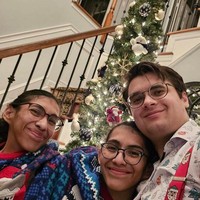 Mereka bertiga terkadang tidur dalam satu kasur. “Ketika saya tertidur, mereka bisa terus mengobrol,” ungkap Carmen kepada Today. Foto: Instagram