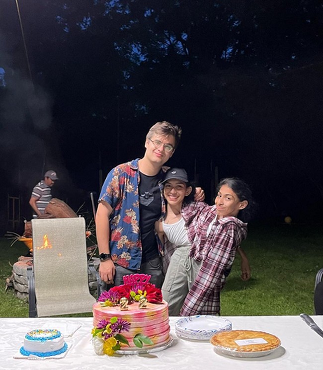 Kembar siam Carmen Andrade dan Lupita Andrade mendapat atensi karena kerap memperlihatkan kehidupan sehari-hari mereka sebagai saudari kembar satu badan dua kepala. Tidak terkecuali kehidupan cintanya. Foto: Instagram