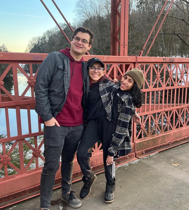 Carmen Andrade mengungkap kehidupannya bersama sang kekasih, Daniel. Namun menjadi sorotan dan kontroversi karena Lupita otomatis ikut mereka pacaran. Foto: Instagram