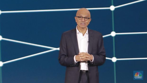 CEO Microsoft Satya Nadella memberi paparan pada gelaran Microsoft Build: Al Day Jakarta, di Jakarta Convention Center, Jakarta, Selasa (30/4/2024). (CNBC Indonesia/Muhammad Sabki)
