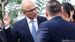 CEO Microsoft Tinggalkan Istana Usai Bertemu Jokowi Bahas Investasi AI CEO Microsoft Tinggalkan Istana Usai Bertemu Jokowi Bahas Investasi AI