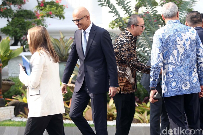 CEO Microsoft Satya Nadella dan Presiden Jokowi telah melakukan pertemuan di Istana Presiden, Jakarta, Selasa (30/4/2024). Pertemuan membahas rencana investasi Microsoft di bidang AI di Indonesia.