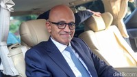 Satya Nadella meninggalkan Istana Presiden, Jakarta, usai melakukan pertemuan dengan Jokowi. 