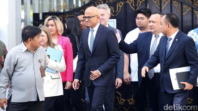 CEO Microsoft Tinggalkan Istana Usai Bertemu Jokowi Bahas Investasi AI