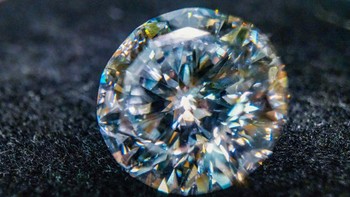 Berlian seberat 3 karat berhasil dibuat dari bunga peony merah yang berasal dari taman bunga nasional di Luoyang, China. Foto: (Dong Gefei / China Daily)