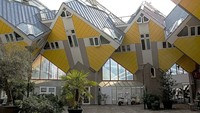 Cube Houses dibangun pada masa Perang Dunia II di Rotterdam, Belanda dan rampun pada tahun 1984. Kawasan tersebut sempat hancur, sehingga dibangun kembali dengan gaya yang unik, modern, serta melambangkan optimisme. Foto: Alexander Migl