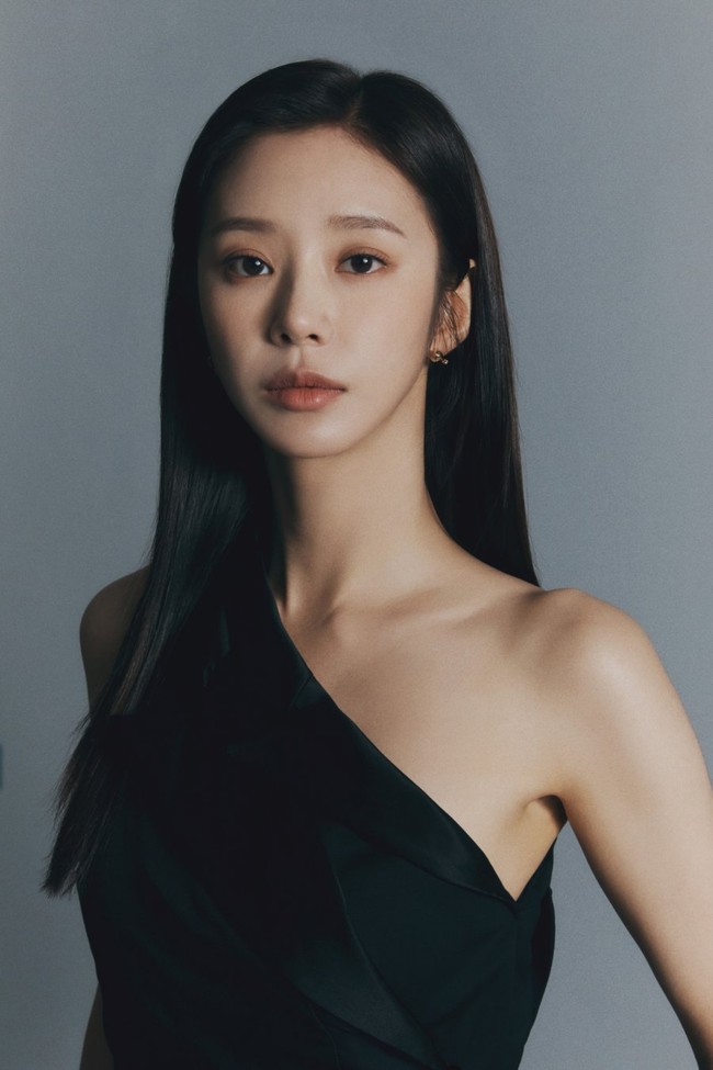 Second lead drakor Queen of Tears, Lee Joo Been tak kalah mencuri perhatian. Belakangan netizen membicarakan foto masa kecil Lee Joo Been yang membuktikan kecantikan alaminya. Foto: Instagram