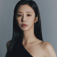 Second lead drakor Queen of Tears, Lee Joo Been tak kalah mencuri perhatian. Belakangan netizen membicarakan foto masa kecil Lee Joo Been yang membuktikan kecantikan alaminya. Foto: Instagram