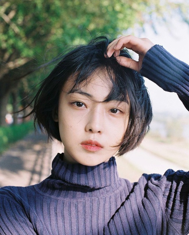 Peringkat delapan artis Korea terpopuler bulan ini adalah Jeon So Nee, aktris yang mengesankan netizen dengan aktingnya di drakor Parasyte The Grey. Dia dikisahkan sebagai wanita yang hidup berdampingan dengan parasit. Foto: Instagram