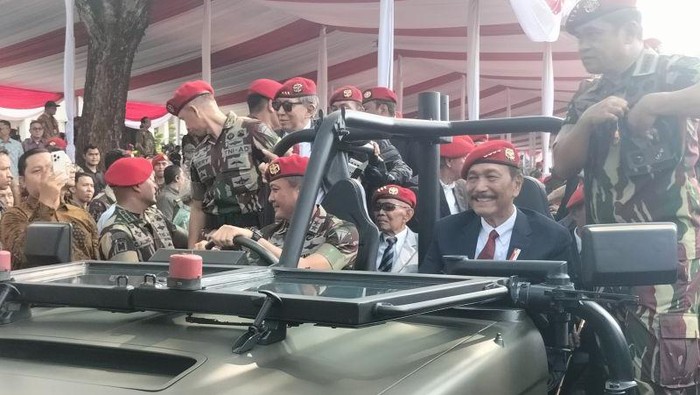 Kehadiran Danjen Kopassus dan KSAD Kawal Menteri Luhut dalam Perjalanan dengan Kendaraan Taktis