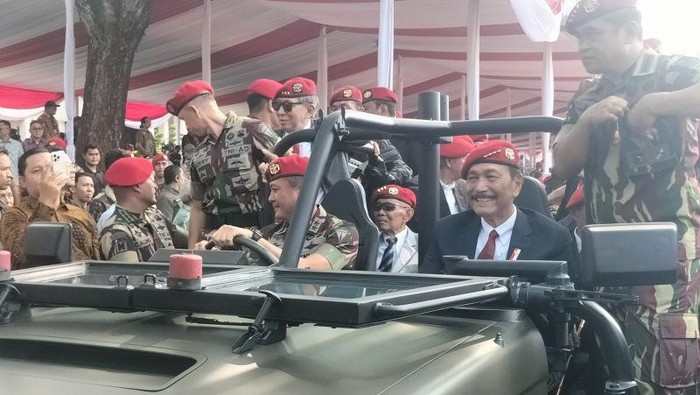 Momen Luhut Disopiri Danjen Kopassus dan Dikawal KSAD Naik Mobil Taktis