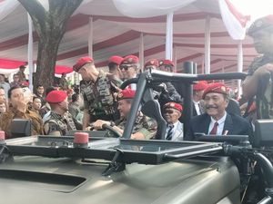 Momen Luhut Disopiri Danjen Kopassus dan Dikawal KSAD Naik Mobil Taktis
