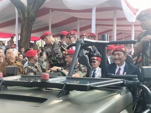 Momen Luhut Disopiri Danjen Kopassus dan Dikawal KSAD Naik Mobil Taktis