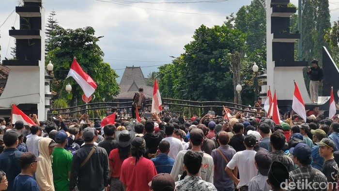 Aksi massa menuntut pelantikan 57 Kades terpilih tetap dilakukan. Sejumlah fasilitas umum rusak, Selasa (30/4/2024).