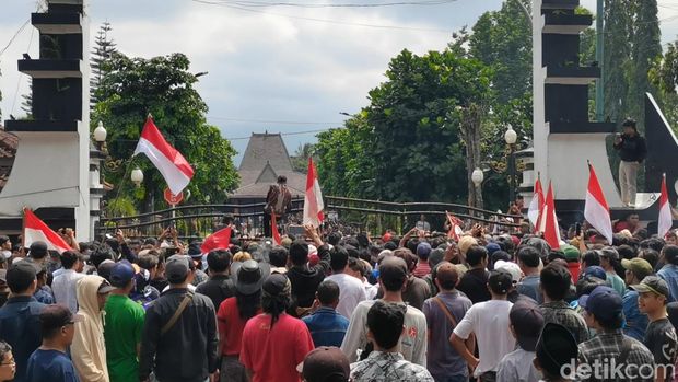 Aksi massa menuntut pelantikan 57 Kades terpilih tetap dilakukan. Sejumlah fasilitas umum rusak, Selasa (30/4/2024).