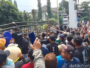 Demo Massa Tuntut Pelantikan 57 Kades di Banjarnegara Ricuh, Fasum Rusak