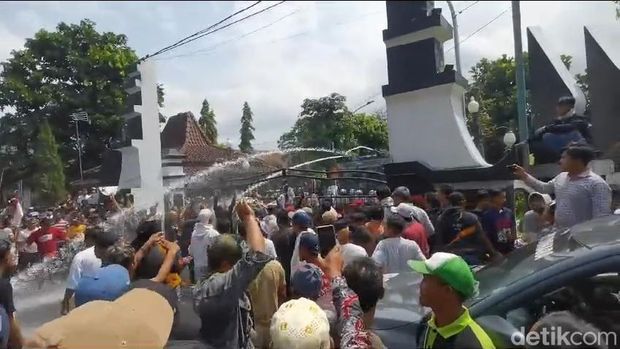 Aksi massa menuntut pelantikan 57 Kades terpilih tetap dilakukan. Sejumlah fasilitas umum rusak, Selasa (30/4/2024).