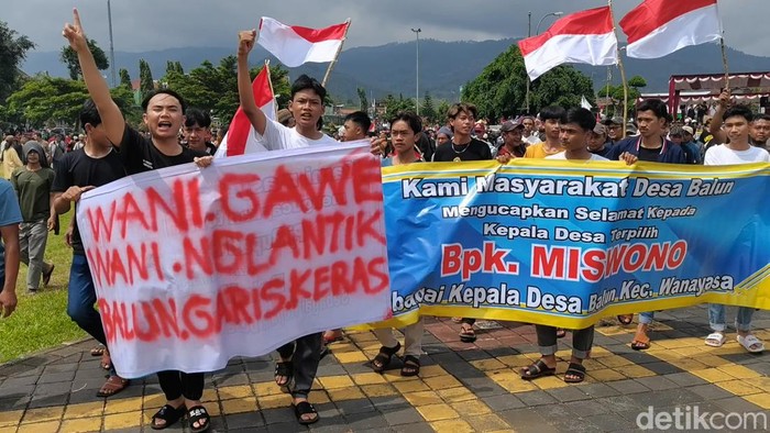 Aksi demonstrasi menuntut pelantikan 57 Kades di Banjarnegara, Selasa (30/4/2024).