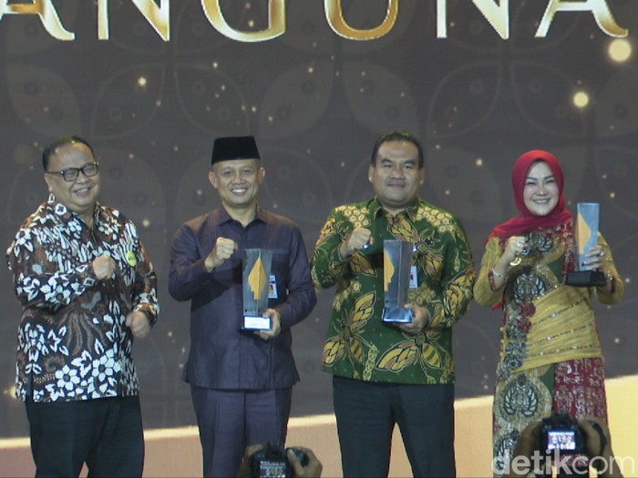 Direktur Transmedia, Latif Harnoko usai menyerahkan penghargaan detikjateng-jogja Award 2024 ke Bupati Kebumen Arief Sugiyanto, Bupati Blora Arief Rohman, dan Bupati Klaten Sri Mulyani di Semarang, Selasa (30/4/2024).