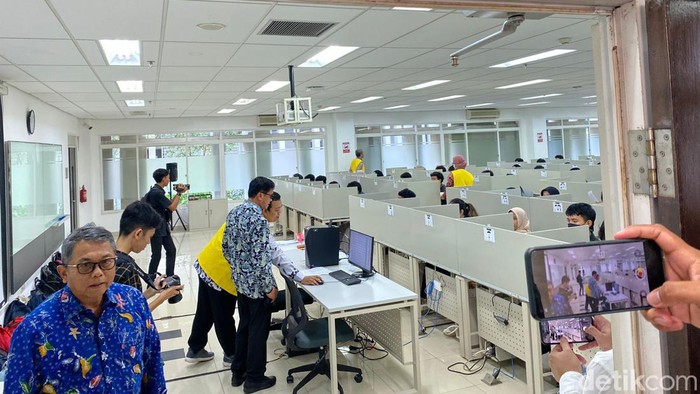 Dirjen Diktiristek dan Ketua Umum SNPMB tinjau UTBK SNBT 2024 di kampus UI Depok.