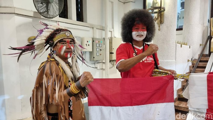 Dua penonton nobar di Balai Kota Surabaya berkostum Indian dan Dayak