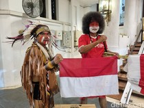 Unik, Warga Surabaya Ini Berkostum Indian-Dayak Saat Nobar Timnas U-23