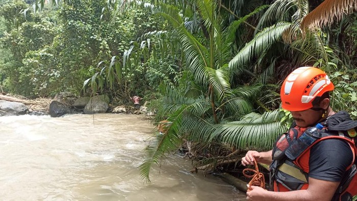 Evakuasi korban tenggelam di Karo. (Istimewa)