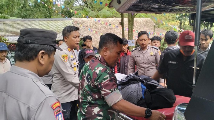 evakuasi pendaki gunung kawi yang mengalami hipotermia