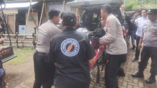 evakuasi pendaki gunung kawi yang mengalami hipotermia